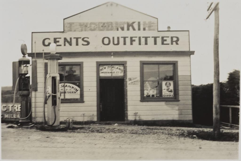 Photograph album of Ross and Glendining Southland customers - P2008-094