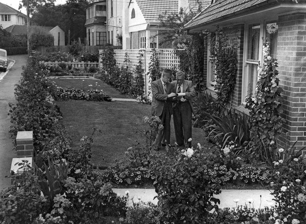 Dunedin Horticultural Society garden competition judges in garden, Garfield Avenue, Roslyn