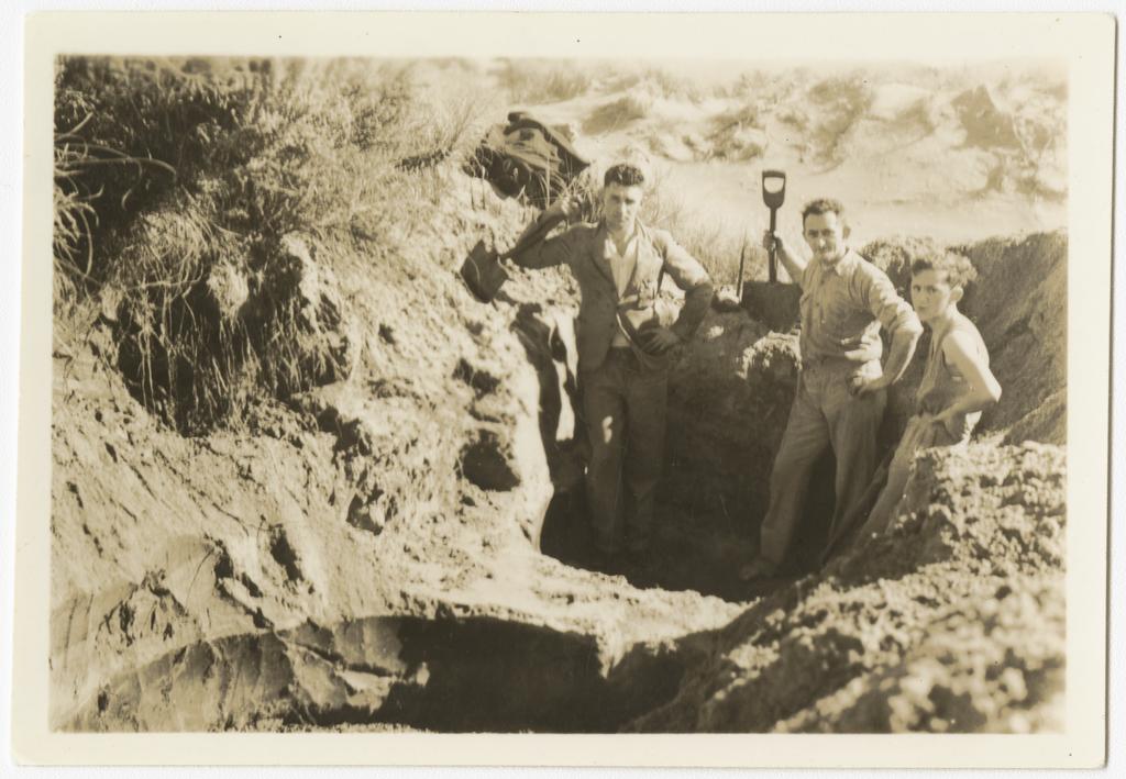 'Charlie, yours truly & Dick several simple hooks & composite hooks were found here', relating to archaeological excavations at Little Papanui and Whareakeake