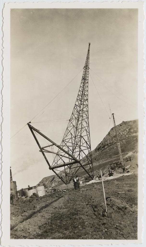 David Herbert Fenby : Photographs of original wireless mast at Highcliff - P2015-004/1
