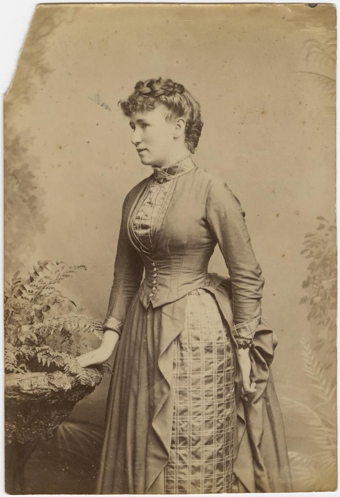 Patricia Hirst : T.E. Price and Meer family photographs - P2015-015